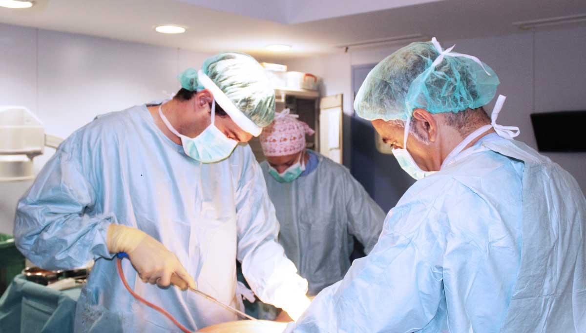El Doctor Eduardo Forcada realizando una liposucción en el quirófano de Policlínica Nuestra Señora del Rosario